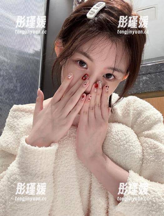 Feilin嗲囡囡 - 姗姗就打奥特曼带你入境：分享那些令人赞叹的JK美图，感受青春的无限可能！