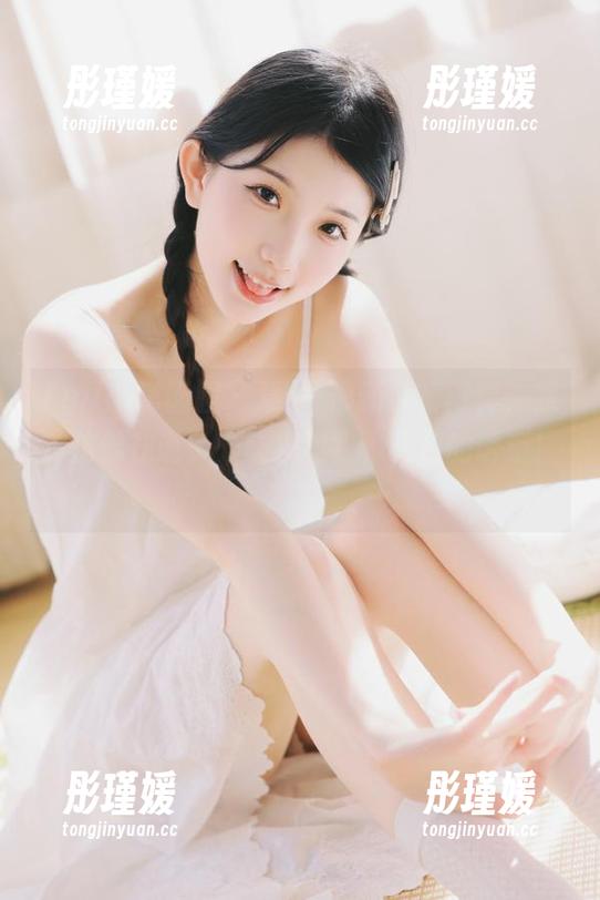 Feilin嗲囡囡 - 章芃芃最新红裙写真，照片仿佛在说：“快来追我，红色的诱惑！”