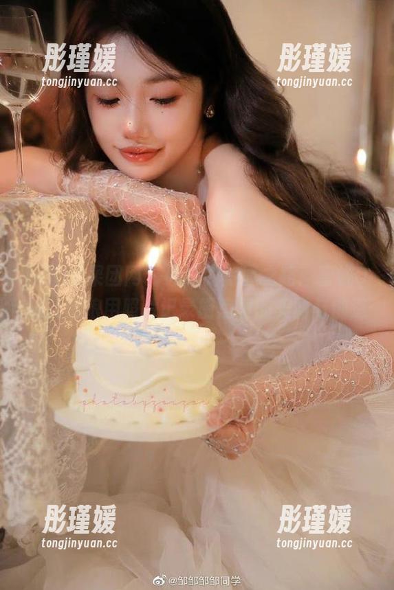 GIRLT果团网 - 闪耀的写真之路：蜜桃Q妹儿厨娘用照片记录厨房里的美丽与创造