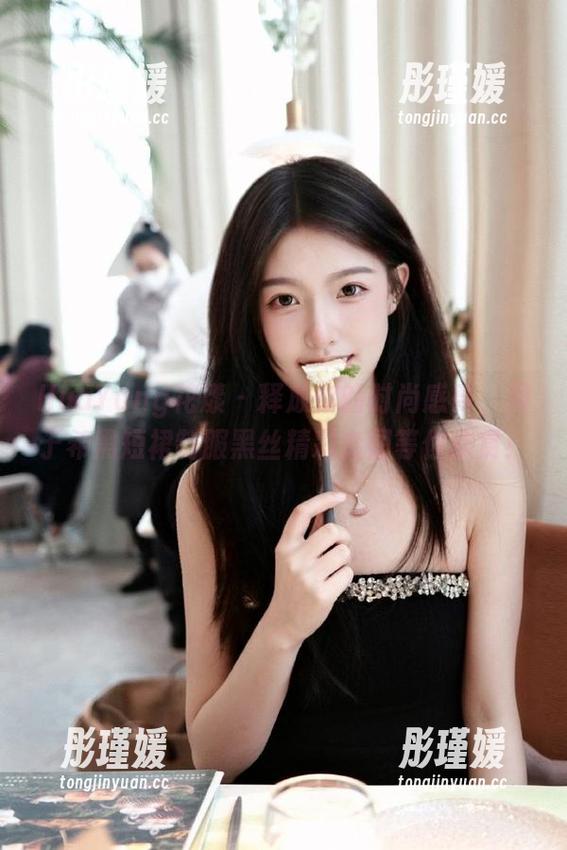HuaYang花漾 - 释放你的时尚感受，周于希黑短裙制服黑丝精彩套图等你欣赏！