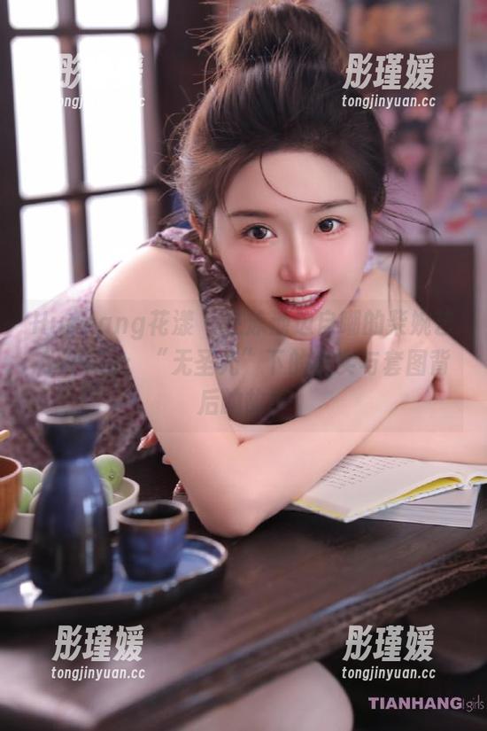 HuaYang花漾 - 在泳池边自嘲的柴婉艺Averie：“无圣光”下的真实与套图背后的故事