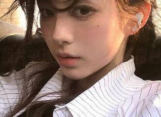 MFStar模范学院 – 南晓梦短裙写真作品，细腻照片中透露出女性的无限魅力与柔情
