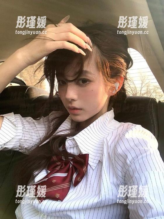 MFStar模范学院 - 南晓梦短裙写真作品，细腻照片中透露出女性的无限魅力与柔情