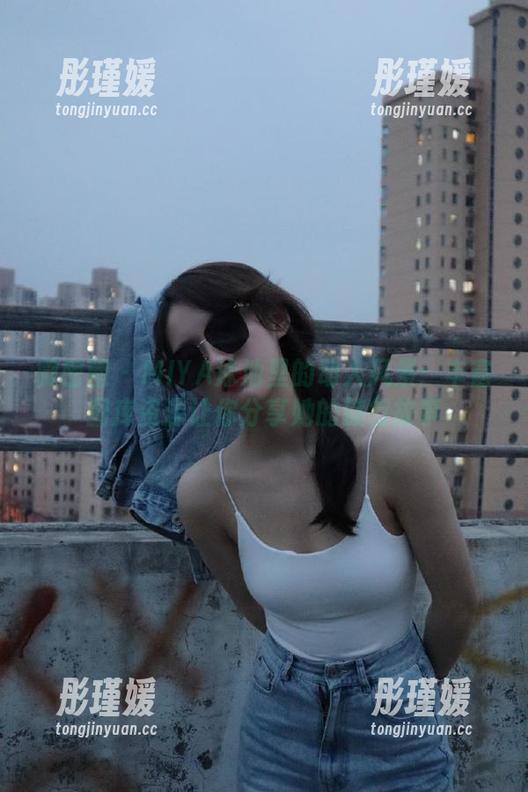 微密圈 - MIYA泳池里的动人风景：丰富图库资源让你分享她的旅行故事
