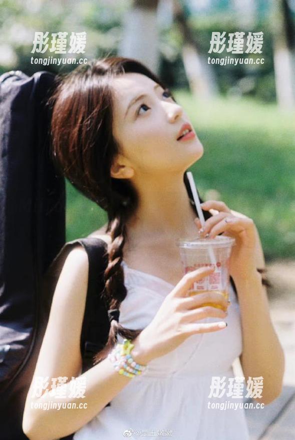 MiiTao蜜桃社 - 小草莓Berry私房写真：校园里的缤纷色彩与甜美瞬间