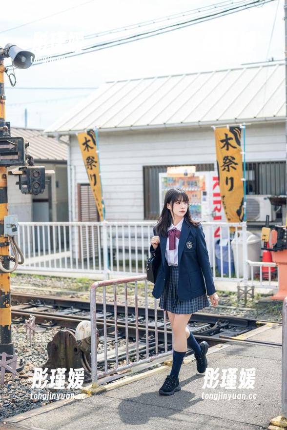 MiiTao蜜桃社 - 月音瞳高清写真集：白裙下的诗意瞬间，与你分享柔美时光
