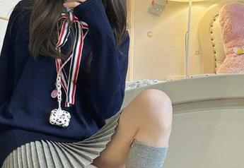 MiiTao蜜桃社 – 观看露西Lucy以秘书身份展现的写真艺术，感受创意与美感