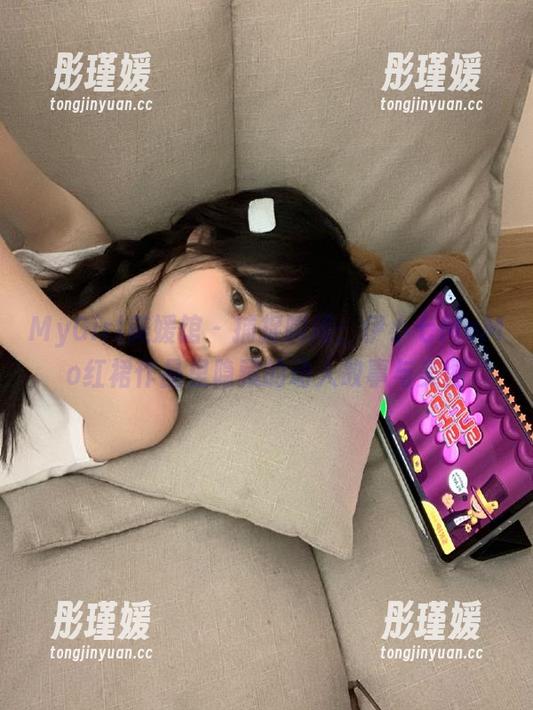 MyGirl美媛馆 - 捕捉瞬间：伊小七MoMo红裙作品里隐藏的动人故事与美图