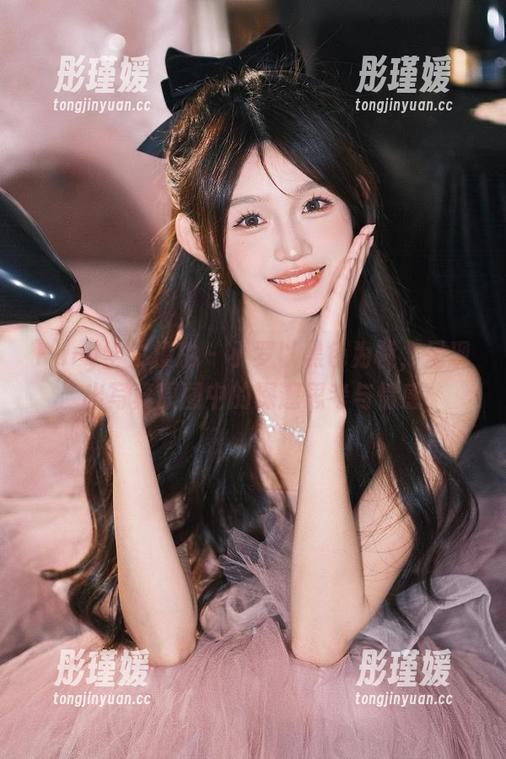 Pary学生模拍 - 小罗以黑色为帧，呈现出写真原图中的深邃思考与情感