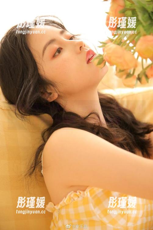 走进卡米拉的夏天：PuyPuyChan私拍写真带你领略不一样的风情