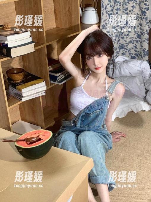 SiHua思话 - 露露的美脚风情：原图分享，带你进入她的时尚世界！