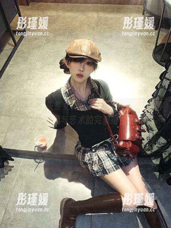 TouTiao头条女神 - JennyR红裙写真图包：时尚与艺术的完美结合资源