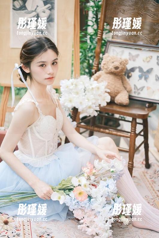TouTiao头条女神 - 看韩夏汐如何在黑色世界中展现无限魅力的图包