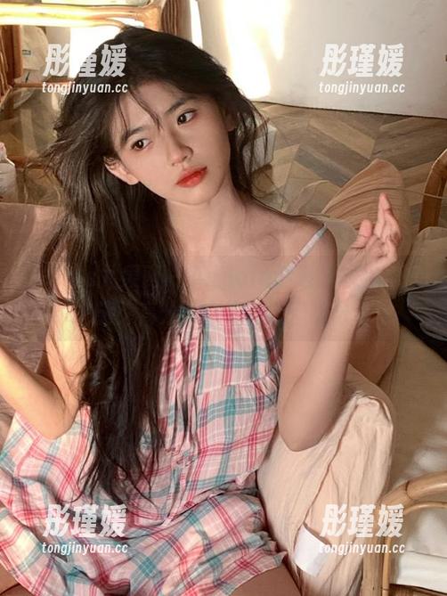 UGirls尤果网 - Angela楚楚的旗袍艺术之旅：高分辨率原图与壁纸分享