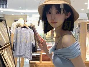 UGirls尤果网 – 何曼丽梦幻少女私拍套图，带你进入她闪耀的青春时光！