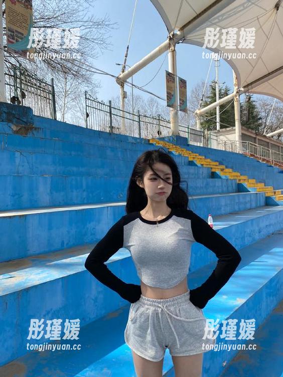 UGirls尤果网 - 黑丝写真大赏：观看孟狐狸展现别样风情，释放你的搭配灵感吧！