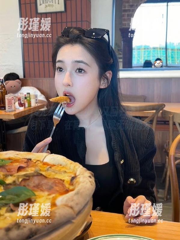 UGirls尤果网 - 纯小希又回归啦！吊带图包下载，在简约中展现无限魅力
