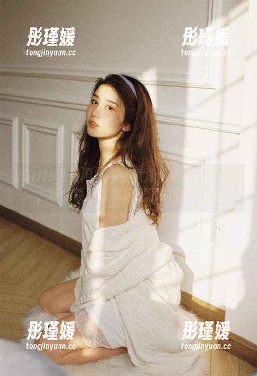 UGirls尤果网 - 芊小童泳池写真精选合集，带你领略夏季阳光下的绝美姿态