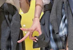 UGirls尤果网 – 萌琪琪泳池写真合集，高清画面让你欲罢不能，快来下载，装扮你的手机吧！