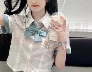UGirls尤果网 – 优雅与魅力兼具，郝晴Grace高清睡衣写真下载，让你心动不已