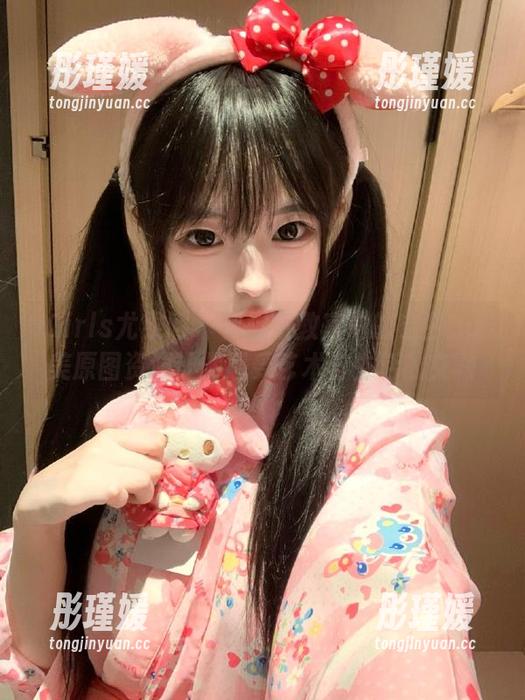 UGirls尤果网 - 郭婉祈教室中的宁静：唯美原图资源让你感受艺术与生活的交融