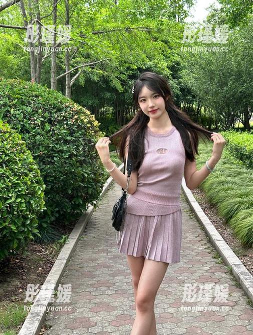 XINGYAN星颜社 - 空姐王婉悠Queen的魅力写真，美图与壁纸融合成独特风景，值得一看！
