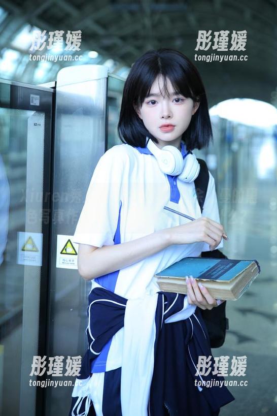 Xiuren秀人网 - 大胆前卫！余心曼的黑色写真作品原图让我们感受到了什么？