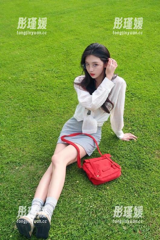 Xiuren秀人网 - 孔一红连衣裙美丽盛宴，原图搭配精致图册传递穿搭灵感