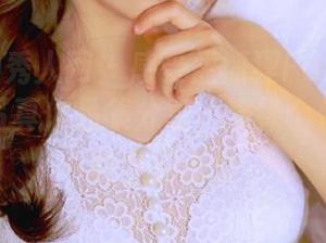 Xiuren秀人网 – 感受孟狐狸FoxYini的牛仔裤写真作品集分享，演绎个性与自信的生活态度
