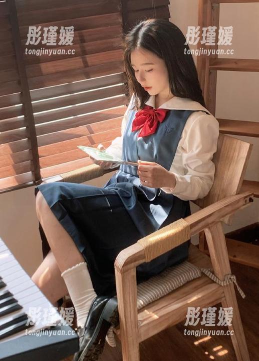 Xiuren秀人网 - 在线与孟狐狸FoxYini相遇，温柔写真美图中的心动时刻