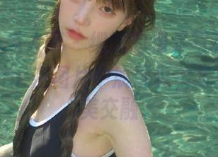 Xiuren秀人网 – 细腻的裸足写真，孟狐狸FoxYini在图片中展现真实与质感的完美交融