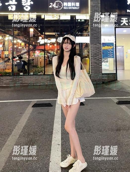 Xiuren秀人网 - 跟随戴允祺zoe的蕾丝写真，温暖图片中藏着无限的甜蜜与温情！