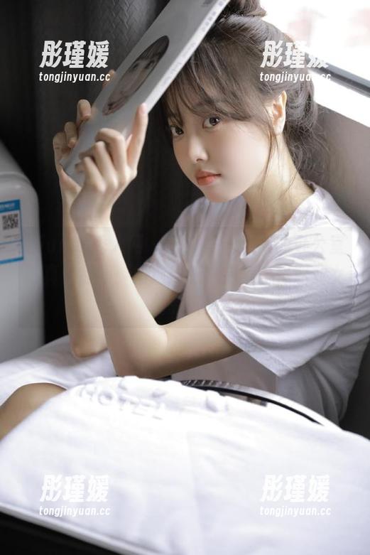 Xiuren秀人网 - 王馨瑶yanni的办公室写真作品集：精选灵感，完美诠释职业女性的风采