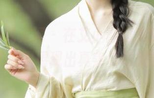 Xiuren秀人网 – 在艾小青的镜头下，私房旅拍原图展现出真实与幻想的交织