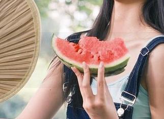 Xiuren秀人网 – 薇薇酱女友写真在线合集，展现她的独特气质与风格之美！