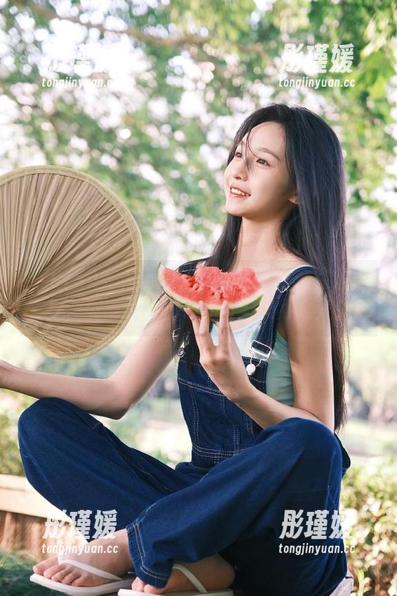 Xiuren秀人网 - 薇薇酱女友写真在线合集，展现她的独特气质与风格之美！