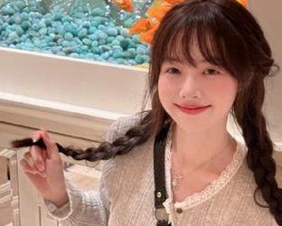 Xiuren秀人网 – 黑丝下的轻盈舞步，金幼汐Vivian写真作品如诗如画般动人！