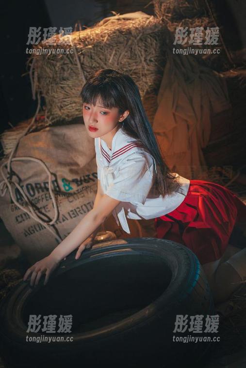 YouMi尤蜜荟 - 周大萌吊带风情写真套图合集，展现甜美与优雅的双重魅力