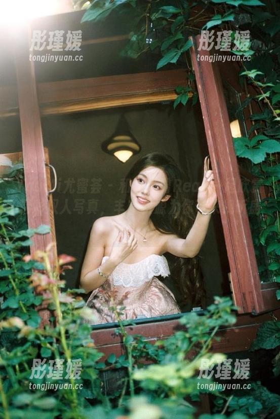 YouMi尤蜜荟 - 和小海臀Rean一起欣赏精彩双人写真，丰富资源为你带来视听盛宴