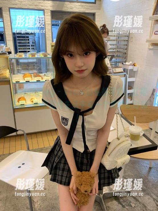 beautyleg - Vicni的私拍写真：红裙轻舞，瞬间定格生活中每一个美妙的时刻！
