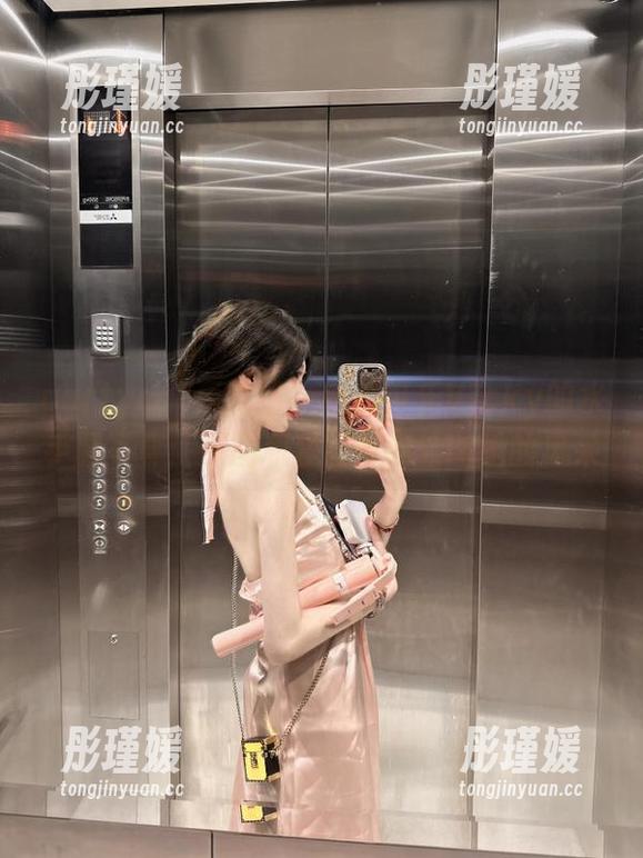 partycat轰趴猫 - 欣赏可乐Vicky的水手服写真：原图和套图带你领略她的风采