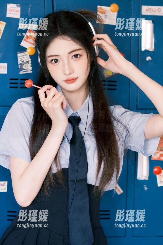 观看puypuy的牛仔裤写真，发现她对时尚的独到见解与无尽创意！