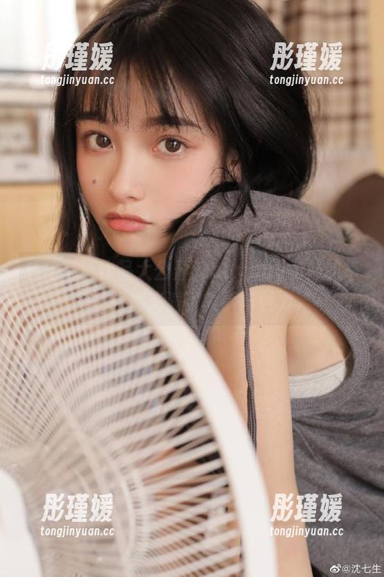 私拍写真作品大公开，puypuy学妹的每一张都充满了故事与魅力