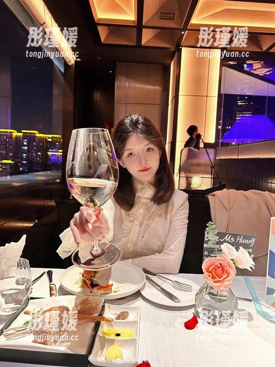 定制风尚：一小央泽泳装写真作品，赋予你前所未有的时尚感受与个性宣言