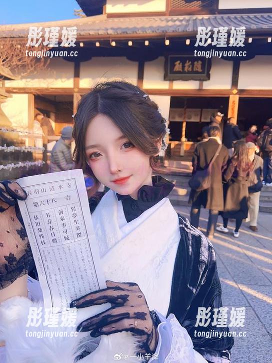 日常穿搭新灵感：一小央泽背带裤和过膝袜的图库资源大全！