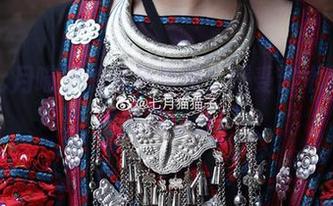 探索七月喵子的黑色套图，感受艺术与时尚的完美融合！