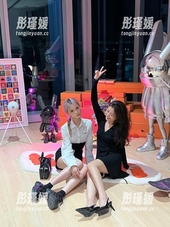 丽柜 - 允儿套装原图大放送！全新写真更新，展现她的百变魅力！
