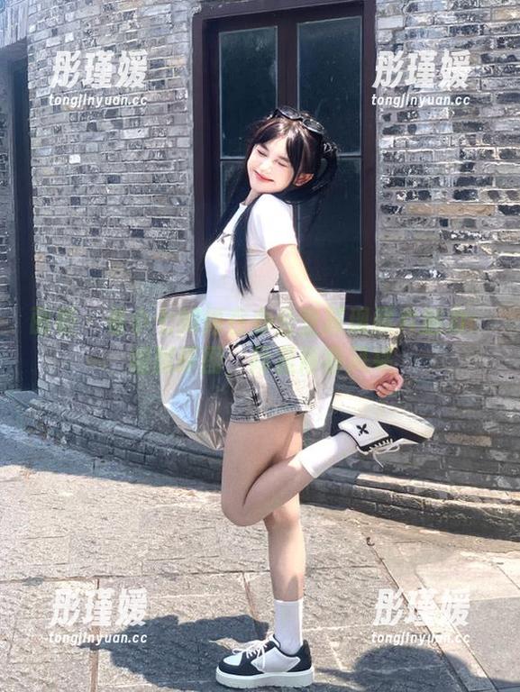丽柜 - 看小七如何在办公室展现照片魅力：细腻原图，尽显青春风采