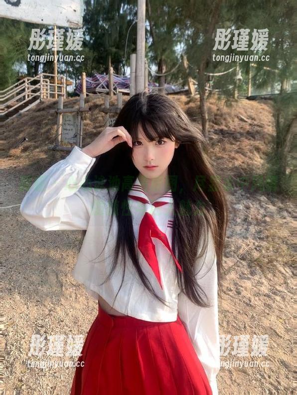 丽柜 - 心心泳池高清原图，尽显水中风情的随性与迷人魅力