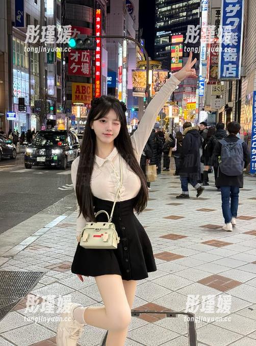 丽柜 - 心心私拍资源分享：兔子和心心之间的互动瞬间，独家写真展现